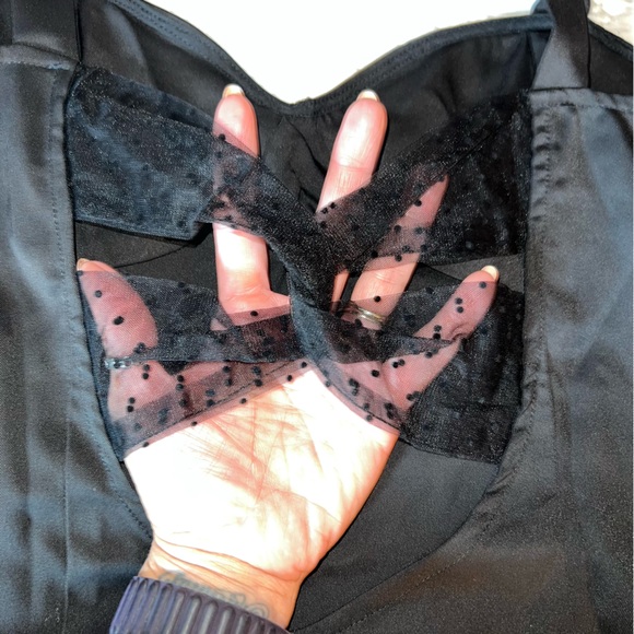 Elegant Black Midi Dress - Picture 5 of 10